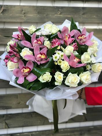 Букет цветов из: Розы и Хризантемы в Левошево