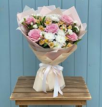 Букет цветов из:  Гвоздики, Орхидеи и Розы в Левошево