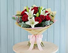 Букет цветов из:  Лилии и Розы в Левошево
