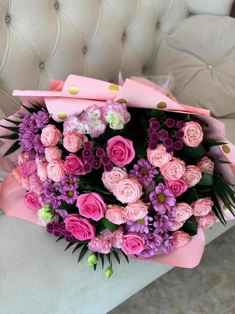 Букет цветов из: Хризантемы, Розы и Лизиантусы в Левошево