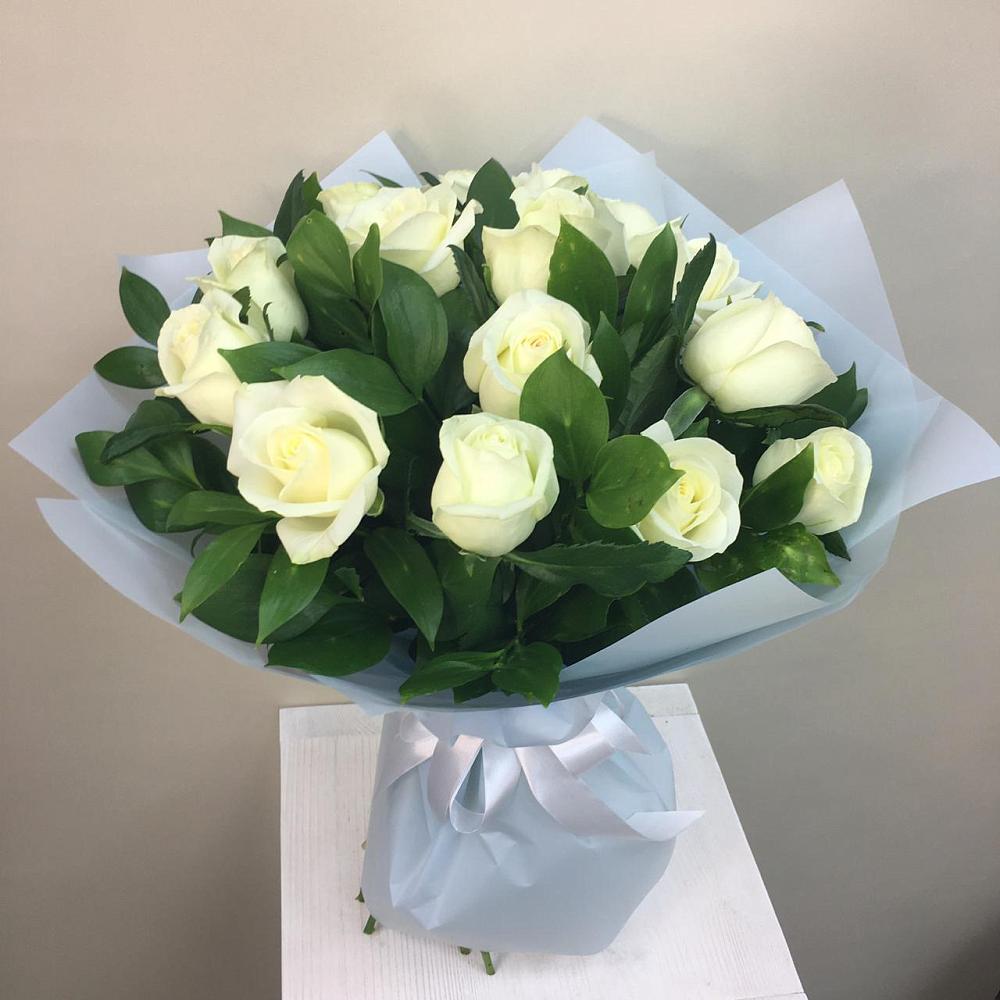 Букет 15 Белых роз Проуд в Левошево