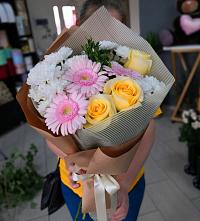 Букет цветов из:  Герберы, Розы и Хризантемы в Левошево