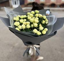 Букет Белые кустовые розы Солинеро в Левошево