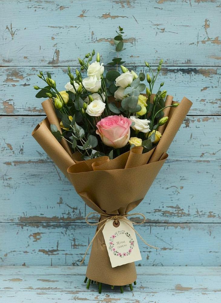 Букет цветов из: Розы и Лизиантусы в Левошево