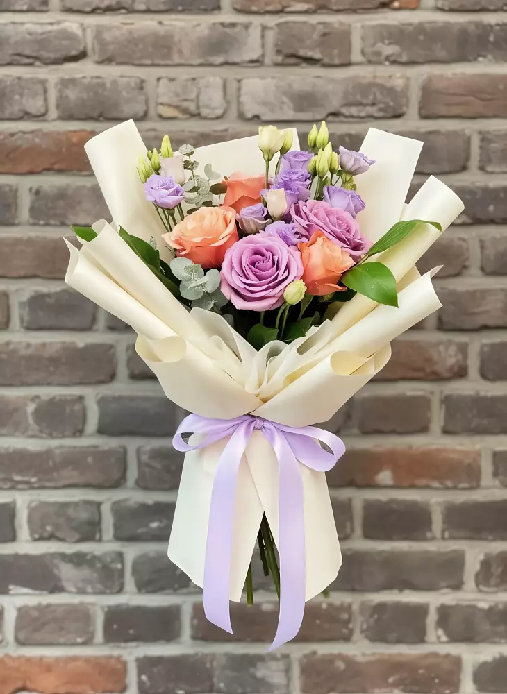 Букет цветов из: Лизиантусы и Розы в Левошево