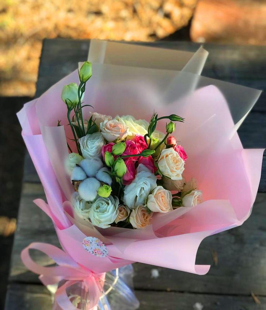 Букет цветов из: Розы и Лизиантусы в Левошево