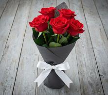 Букет 5 Красных роз Эдлесс Лав в Левошево