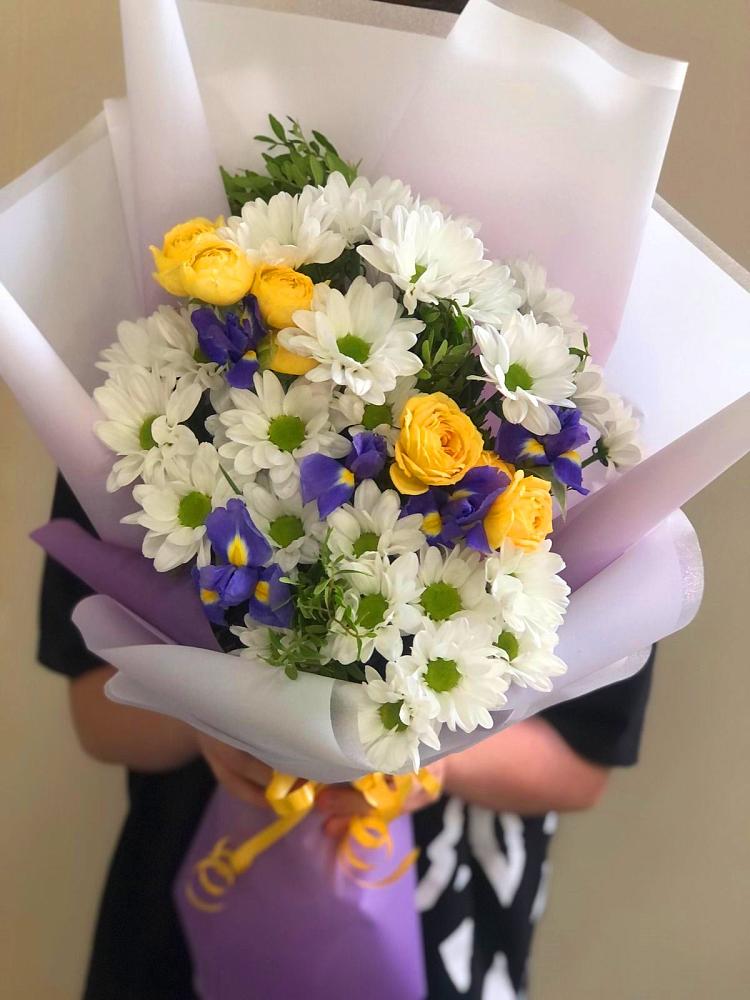 Букет цветов из: Ирисы, Хризантемы и Розы в Левошево