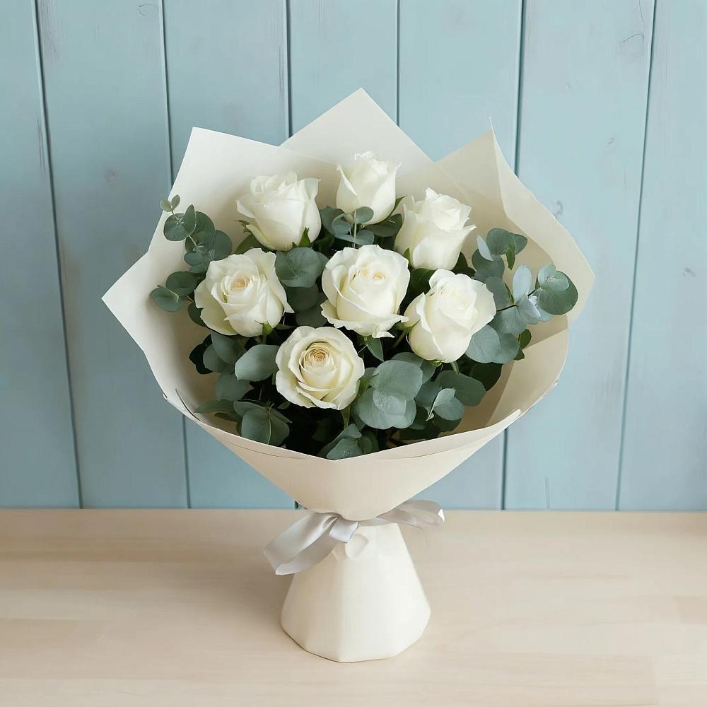Букет Белые розы в Эвкалипте в Левошево