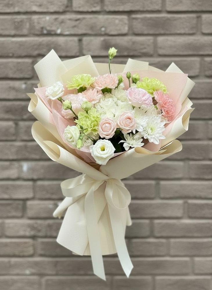 Букет цветов из: Гвоздики, Розы, Лизиантусы и Хризантемы в Левошево