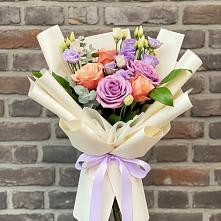 Букет цветов из:  Лизиантусы и Розы в Левошево