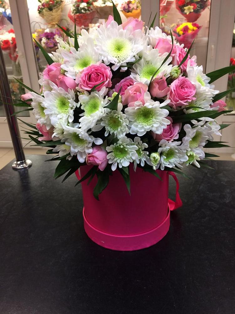 Цветочная композиция из Розы и Хризантемы в шляпной коробке в Левошево