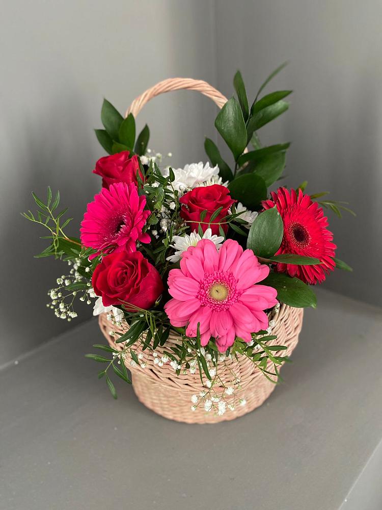 Цветочная композиция из Розы, Хризантемы и Герберы в корзине в Левошево