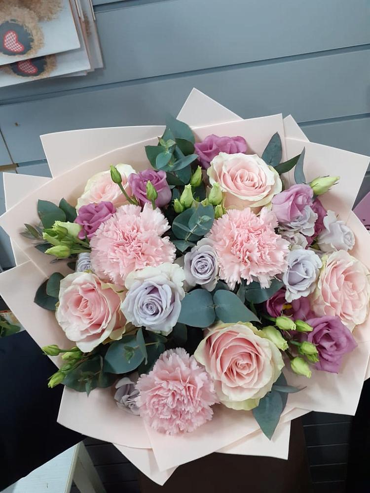 Букет цветов из: Розы, Гвоздики и Лизиантусы в Левошево