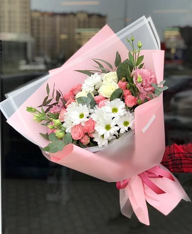 Букет цветов из: Розы, Лизиантусы и Хризантемы в Левошево
